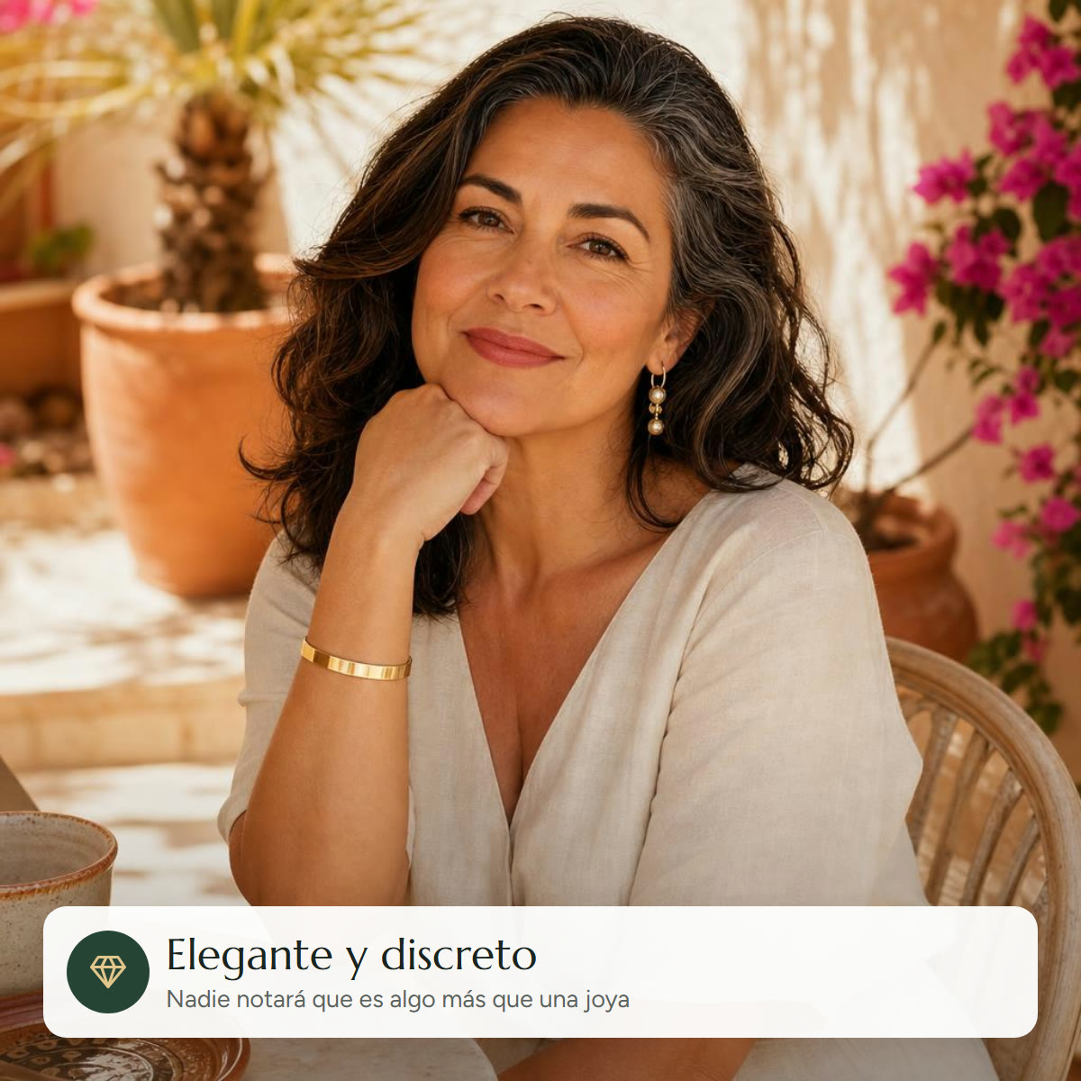 Mujer sonriente con su brazalete magnético Feeliva dorado, elegante y discreto